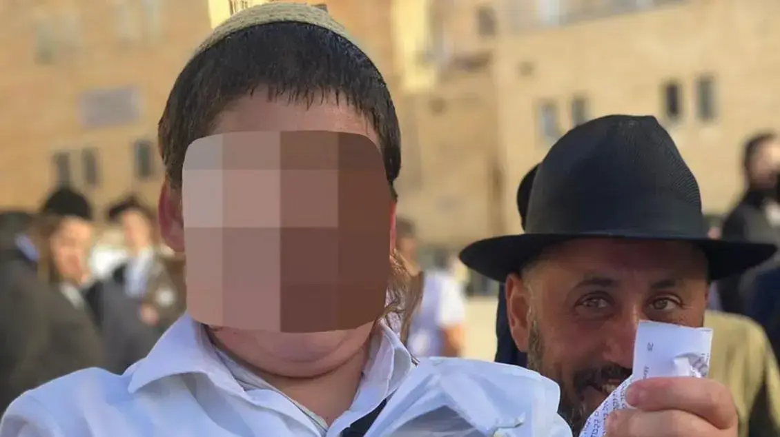 אנשים קורעים סידורים במחאה נגד נשות הכותל ברחבת הכותל המערבי, 11 יוני 2021 אנשים קורעים סידורים במחאה נגד נשות הכותל ברחבת הכותל המערבי, 11 יוני 2021