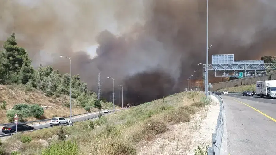 השריפה שפרצה בשטח פתוח סמוך לרחוב נוף הרים במבשרת ציון. 13 ביוני 2021 השריפה שפרצה בשטח פתוח סמוך לרחוב נוף הרים במבשרת ציון. 13 ביוני 2021