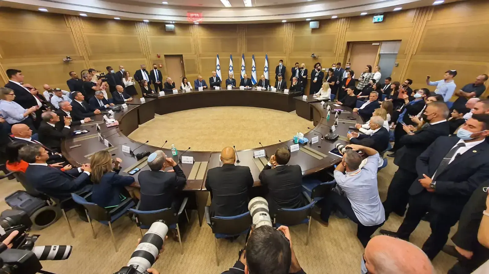 ישיבת הממשלה הראשונה של ממשלת לפיד-בנט, 13 ביוני, 2021 ישיבת הממשלה הראשונה של ממשלת לפיד-בנט, 13 ביוני, 2021