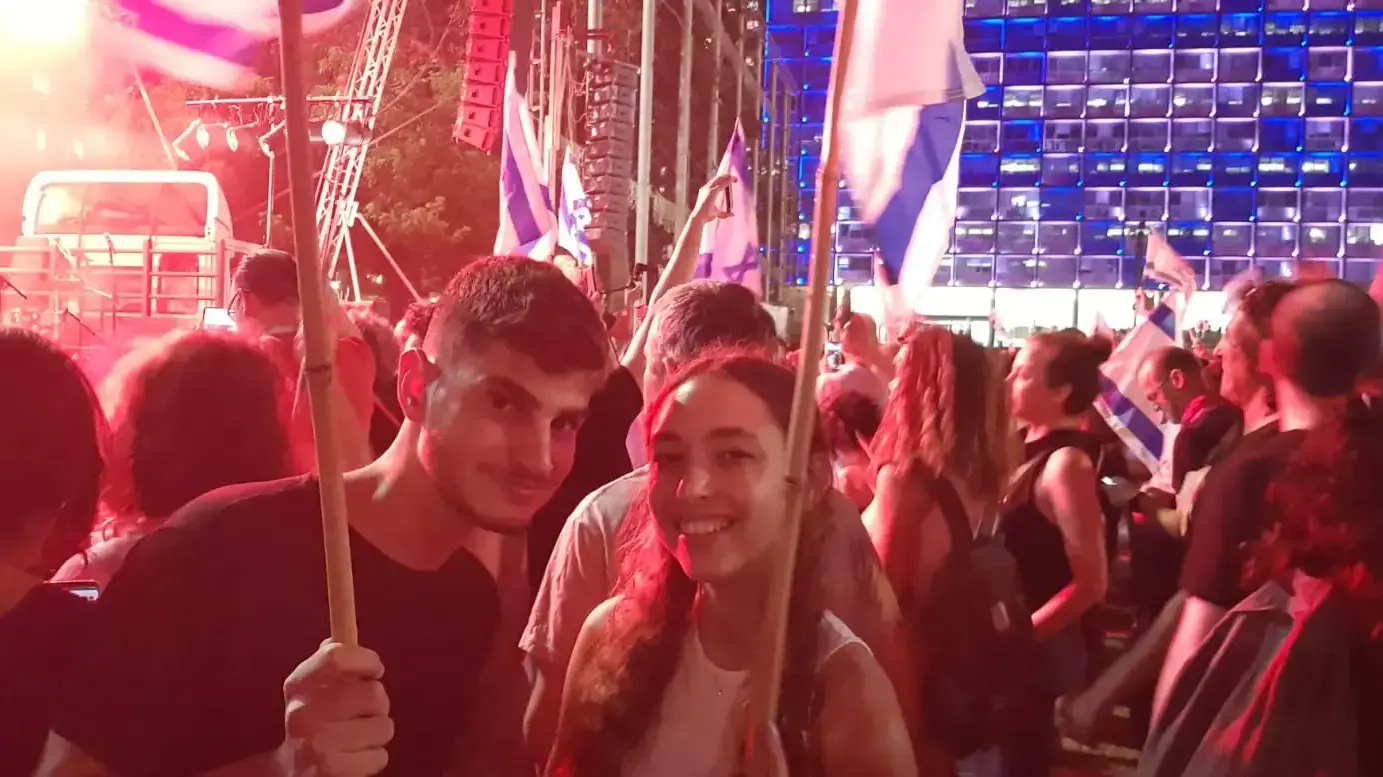 עידן מאורנית ויערה מאלפי מנשה, חוגגים את בחירתו של בנט לראש הממשלה. 13 ביוני 2021 עידן מאורנית ויערה מאלפי מנשה, חוגגים את בחירתו של בנט לראש הממשלה. 13 ביוני 2021