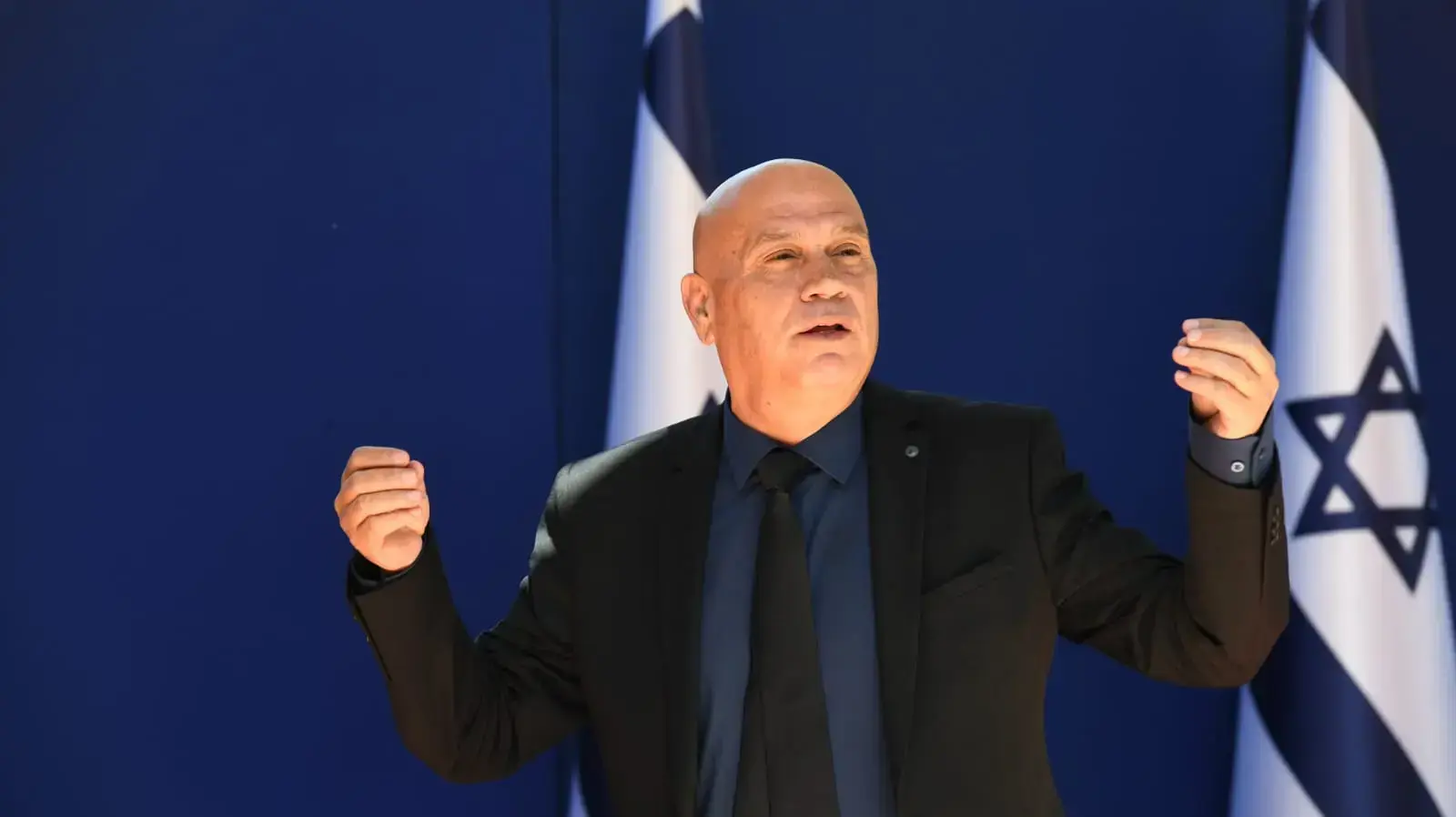 עיסאווי פריג' בצילום התמונה המסורתית של הממשלה בבית הנשיא,14 ביוני 2021 עיסאווי פריג' בצילום התמונה המסורתית של הממשלה בבית הנשיא,14 ביוני 2021