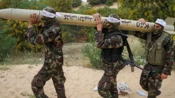 פעילי ג'יהאד אסלאמי אוחזים ברקטה פעילי ג'יהאד אסלאמי אוחזים ברקטה