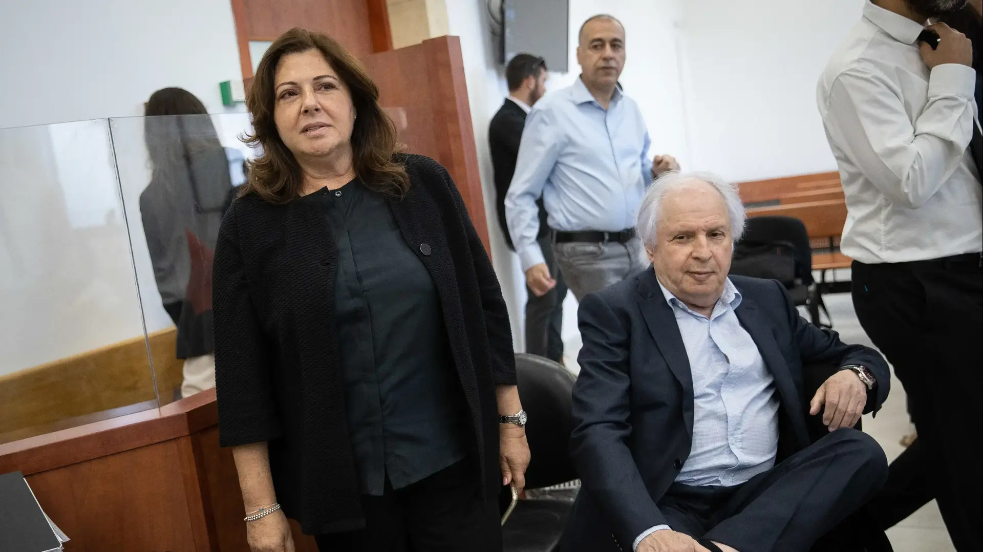 איריס ושאול אלוביץ' במשפט תיקי האלפים, בימ"ש מחוזי ירושלים, 15 ביוני 2021 איריס ושאול אלוביץ' במשפט תיקי האלפים, בימ"ש מחוזי ירושלים, 15 ביוני 2021