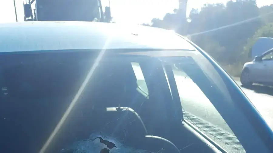 רכב שנפגע מיידוי אבנים בסמוך לכפר הפלסטיני עזון. 15 ביוני 2021 רכב שנפגע מיידוי אבנים בסמוך לכפר הפלסטיני עזון. 15 ביוני 2021