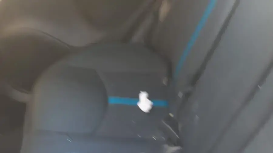 רכב שנפגע מיידוי אבנים בסמוך לכפר הפלסטיני עזון. 15 ביוני 2021 רכב שנפגע מיידוי אבנים בסמוך לכפר הפלסטיני עזון. 15 ביוני 2021
