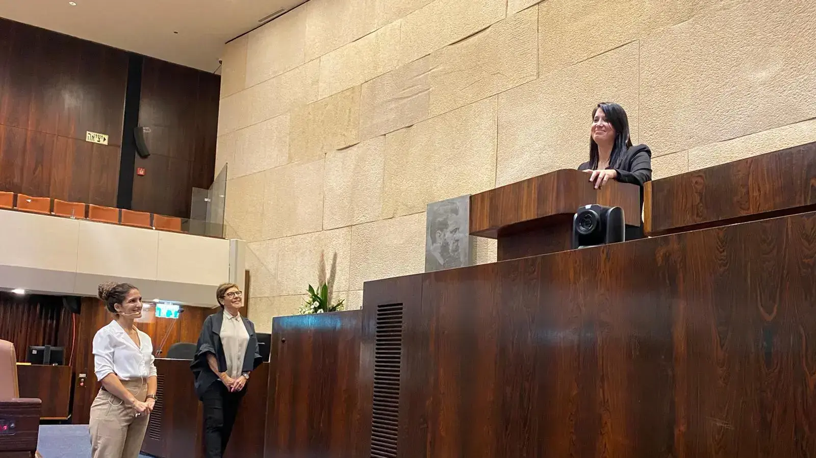 מזכירת הכנסת עם חברת הכנסת, שירלי פינטו והמתורגמנית שלה באחד ממפגשי ההכנה אמש מזכירת הכנסת עם חברת הכנסת, שירלי פינטו והמתורגמנית שלה באחד ממפגשי ההכנה אמש