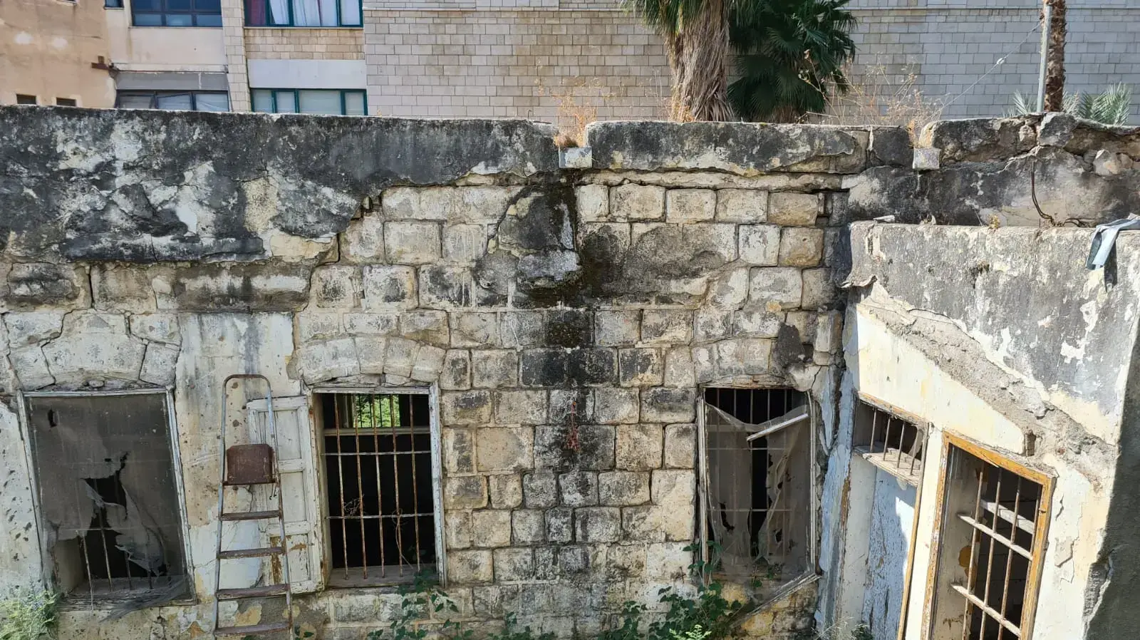 הבית בן ה-101 שעיריית טבריה החליטה להרוס כדי שלא יפריע לסלילת מגרש חניה הבית בן ה-101 שעיריית טבריה החליטה להרוס כדי שלא יפריע לסלילת מגרש חניה