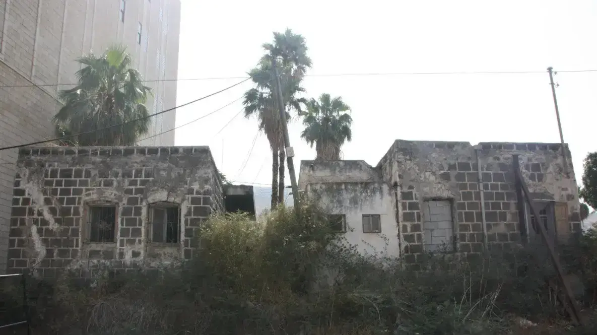 שני בתים שעיריית טבריה החליטה להרוס כדי שלא יפריעו לסלילת מגרש חניה