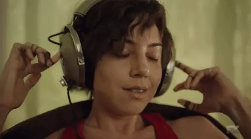 מקשיבה באוזניות מקשיבה באוזניות