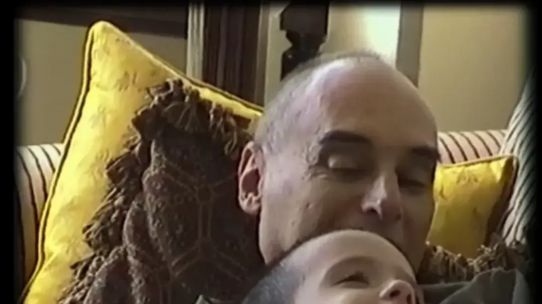 חנוך לוין ובנו אלכסנדר לוין, מתוך הסרט "הפשע הקרוי אדם", שכתב וביים רפאל לוין, בהפקת ענת קנדל, "פנס בודד הפקות" חנוך לוין ובנו אלכסנדר לוין, מתוך הסרט "הפשע הקרוי אדם", שכתב וביים רפאל לוין, בהפקת ענת קנדל, "פנס בודד הפקות"