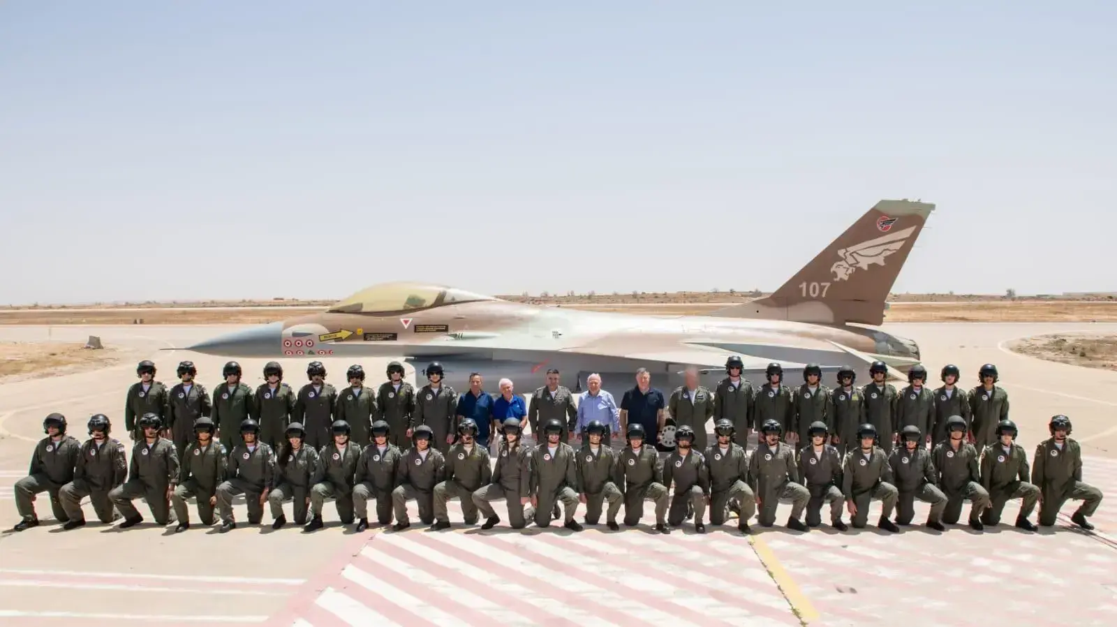 מסיימי קורס טיס 182 בסימן ׳מבצע אופרה׳ של חיל-האוויר מסיימי קורס טיס 182 בסימן ׳מבצע אופרה׳ של חיל-האוויר