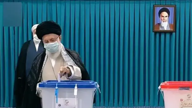 המנהיג העליון של איראן, עלי חמינאי, הצביע בבחירות לנשיאות המדינה. 18 ביוני 2021 המנהיג העליון של איראן, עלי חמינאי, הצביע בבחירות לנשיאות המדינה. 18 ביוני 2021