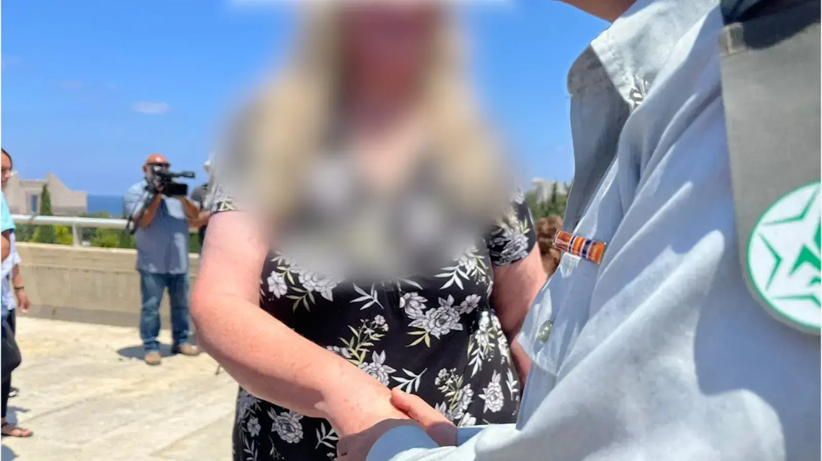 אמו של קצין המודיעין שמת בכלא, בגילוי המצבה, 18.06.21 אמו של קצין המודיעין שמת בכלא, בגילוי המצבה, 18.06.21