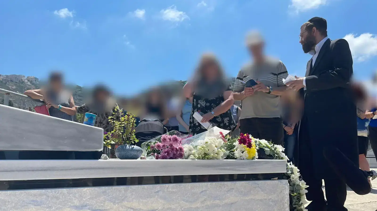 הורי קצין המודיעין שמת בכלא, בגילוי המצבה
18.06.21 הורי קצין המודיעין שמת בכלא, בגילוי המצבה
18.06.21