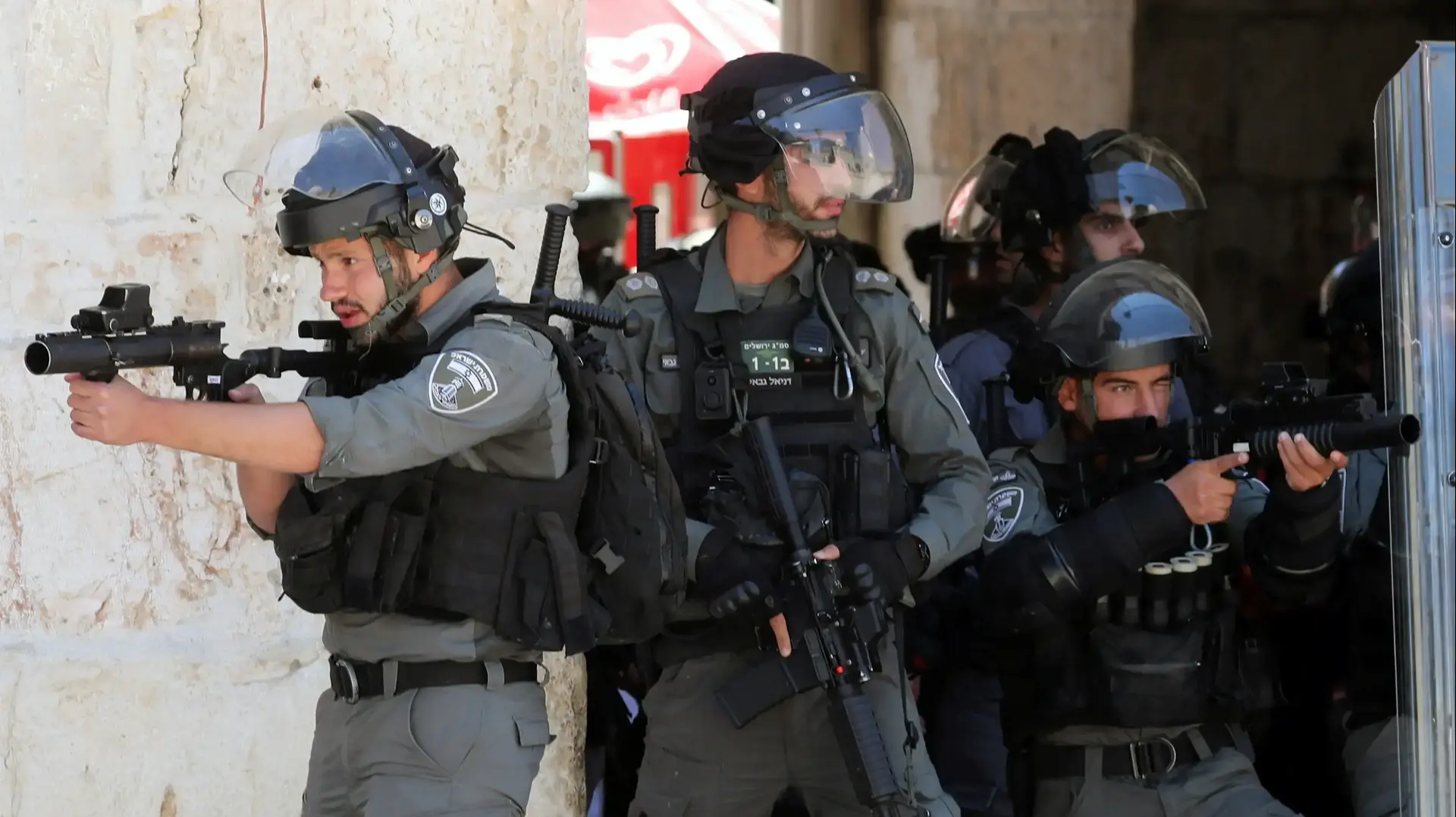 שוטרים במהלך עימותים במתחם מסגד אל-אקצא בהר הבית בירושלים. 18 ביוני 2021 שוטרים במהלך עימותים במתחם מסגד אל-אקצא בהר הבית בירושלים. 18 ביוני 2021