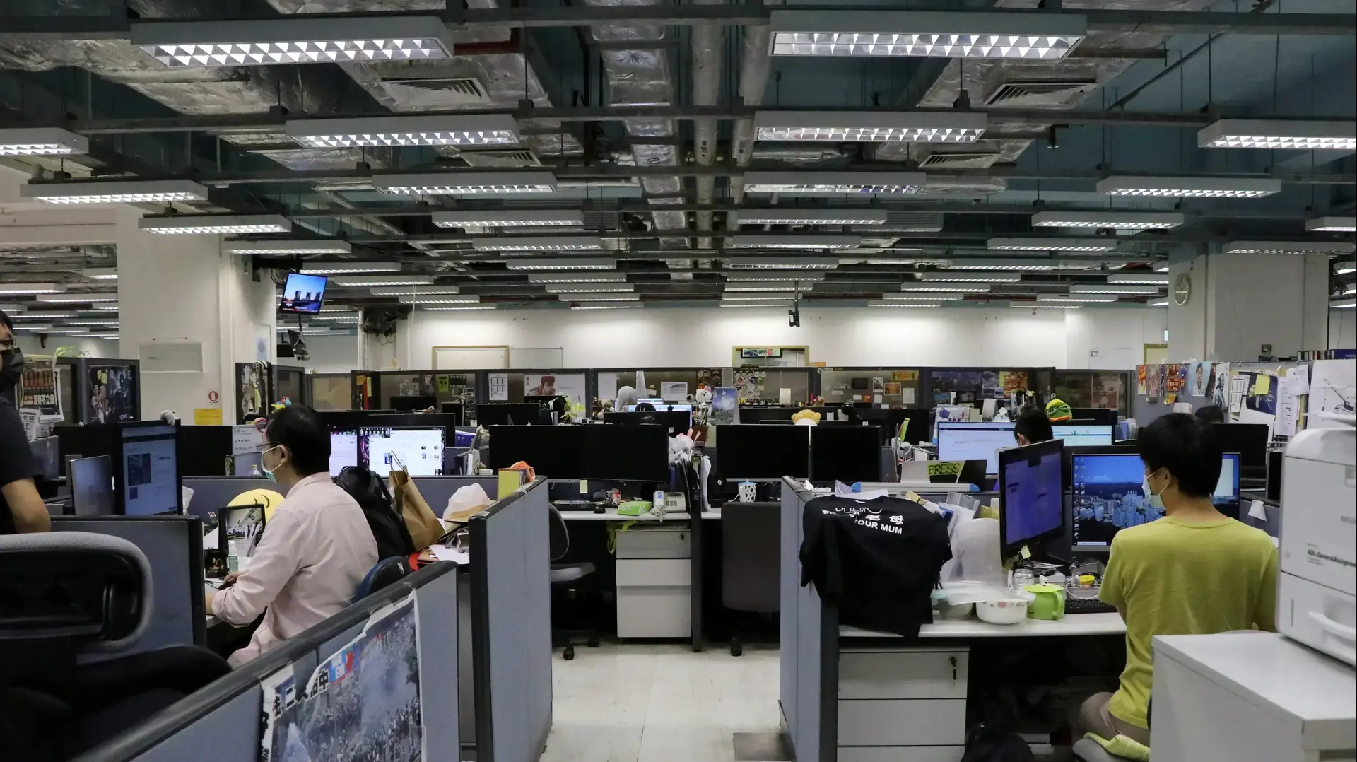 עובדי עיתון "אפל דיילי" עובדים במערכת העיתון לאחר שהמשטרה פשטה עליו. 17 ביוני 2021 עובדי עיתון "אפל דיילי" עובדים במערכת העיתון לאחר שהמשטרה פשטה עליו. 17 ביוני 2021