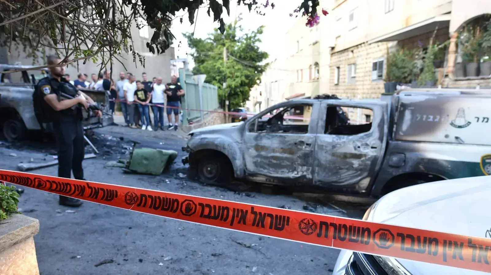 ניידת מג"ב שהוצתה בזירת העימותים בין תושבים לשוטרים בדיר אל-אסד, 19 ביוני 2021 ניידת מג"ב שהוצתה בזירת העימותים בין תושבים לשוטרים בדיר אל-אסד, 19 ביוני 2021