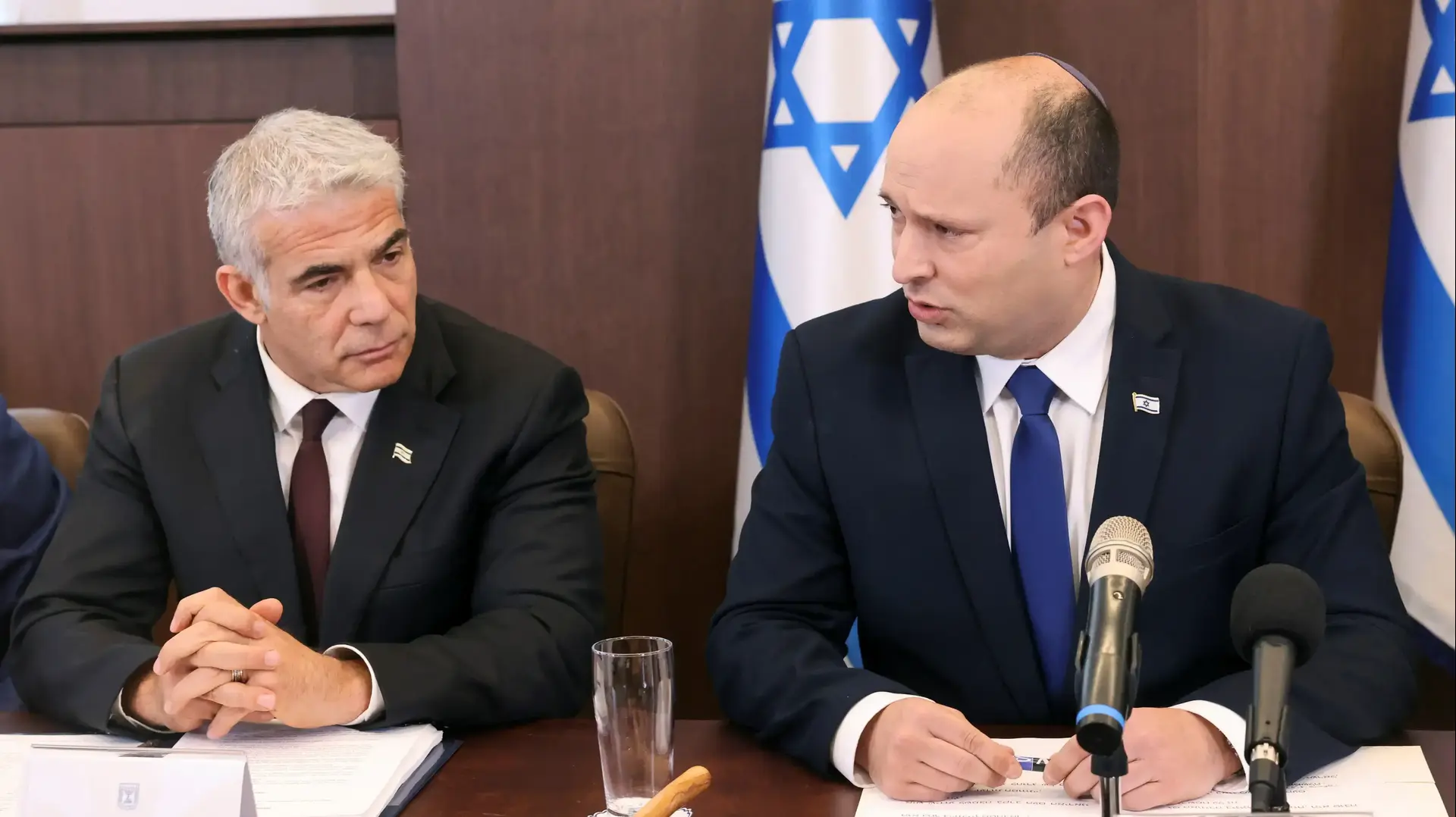 ראש הממשלה נפתלי בנט ושר החוץ יאיר לפיד בישיבת הממשלה הראשונה, 20 ביוני 2021