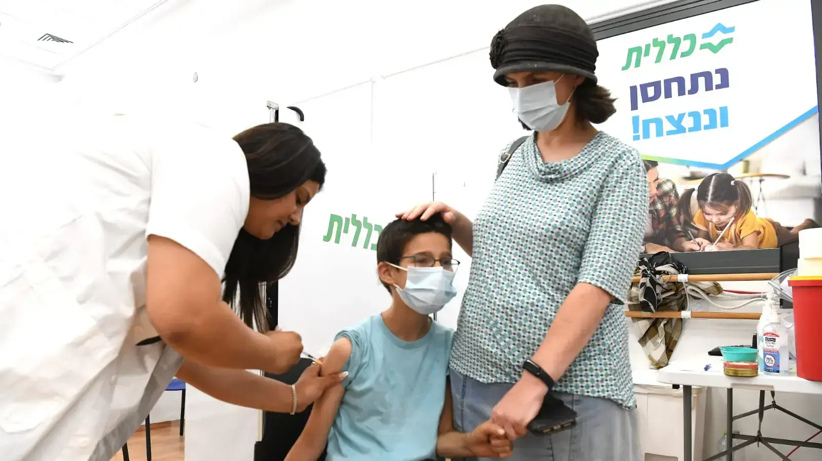 ילד מתחסן לקורונה במתחם חיסונים של קופת חולים כללית, פתח תקוה, 21 ביוני 2021 ילד מתחסן לקורונה במתחם חיסונים של קופת חולים כללית, פתח תקוה, 21 ביוני 2021