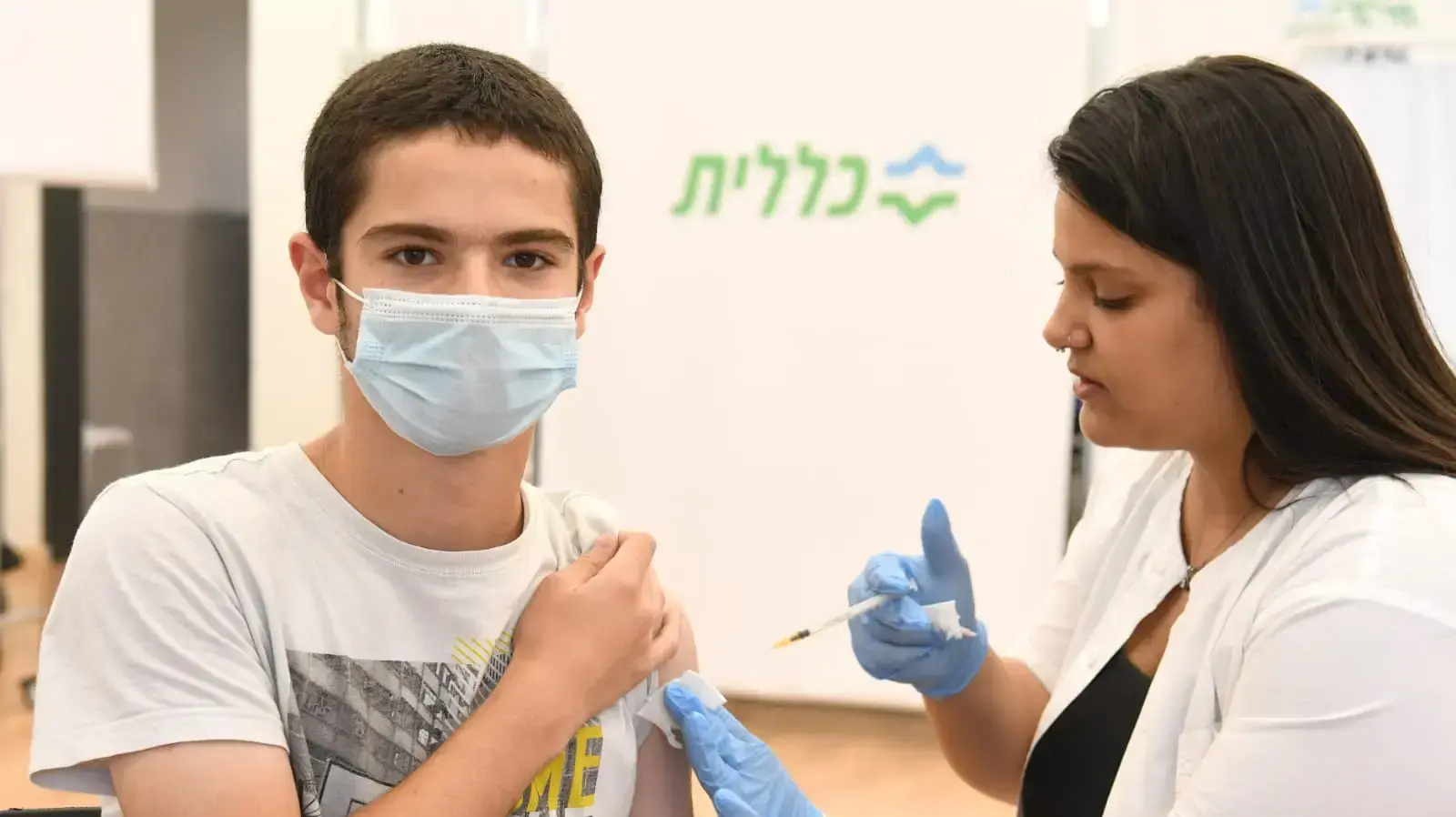 ילד מתחסן לקורונה במתחם חיסונים של קופת חולים כללית, פתח תקוה, 21 ביוני 2021