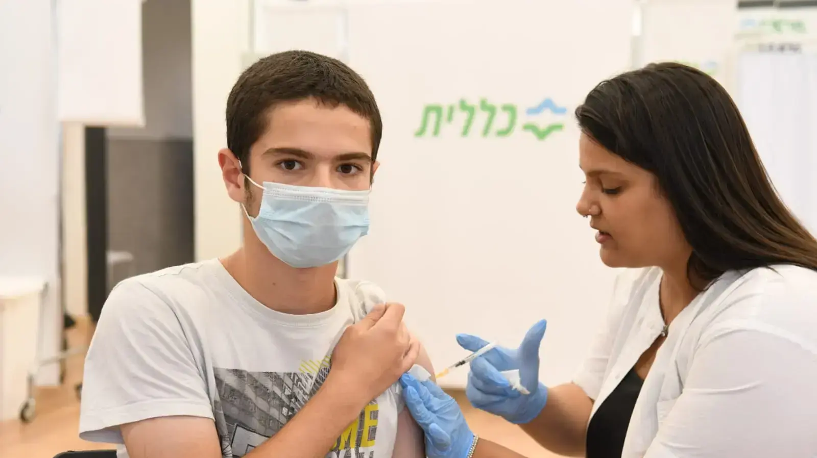 ילד מתחסן לקורונה במתחם חיסונים של קופת חולים כללית, פתח תקוה, 21 ביוני 2021 ילד מתחסן לקורונה במתחם חיסונים של קופת חולים כללית, פתח תקוה, 21 ביוני 2021