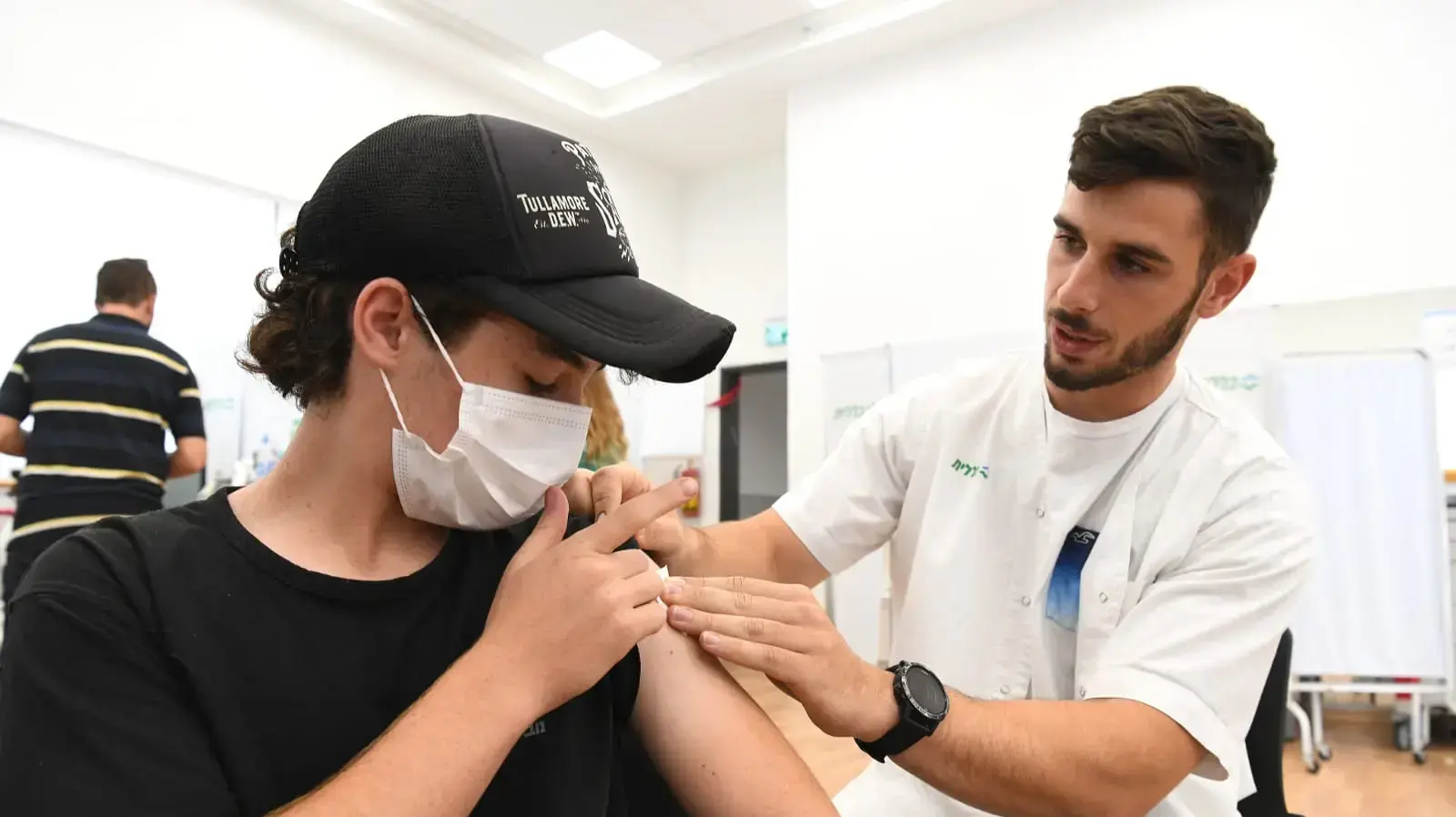 ילד מתחסן לקורונה במתחם חיסונים של קופת חולים כללית, פתח תקוה, 21 ביוני 2021 ילד מתחסן לקורונה במתחם חיסונים של קופת חולים כללית, פתח תקוה, 21 ביוני 2021