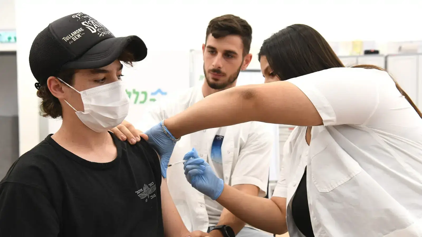ילד מתחסן לקורונה במתחם חיסונים של קופת חולים כללית, פתח תקוה, 21 ביוני 2021