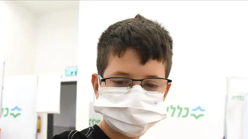ילד מתחסן לקורונה במתחם חיסונים של קופת חולים כללית, פתח תקוה, 21 ביוני 2021 ילד מתחסן לקורונה במתחם חיסונים של קופת חולים כללית, פתח תקוה, 21 ביוני 2021