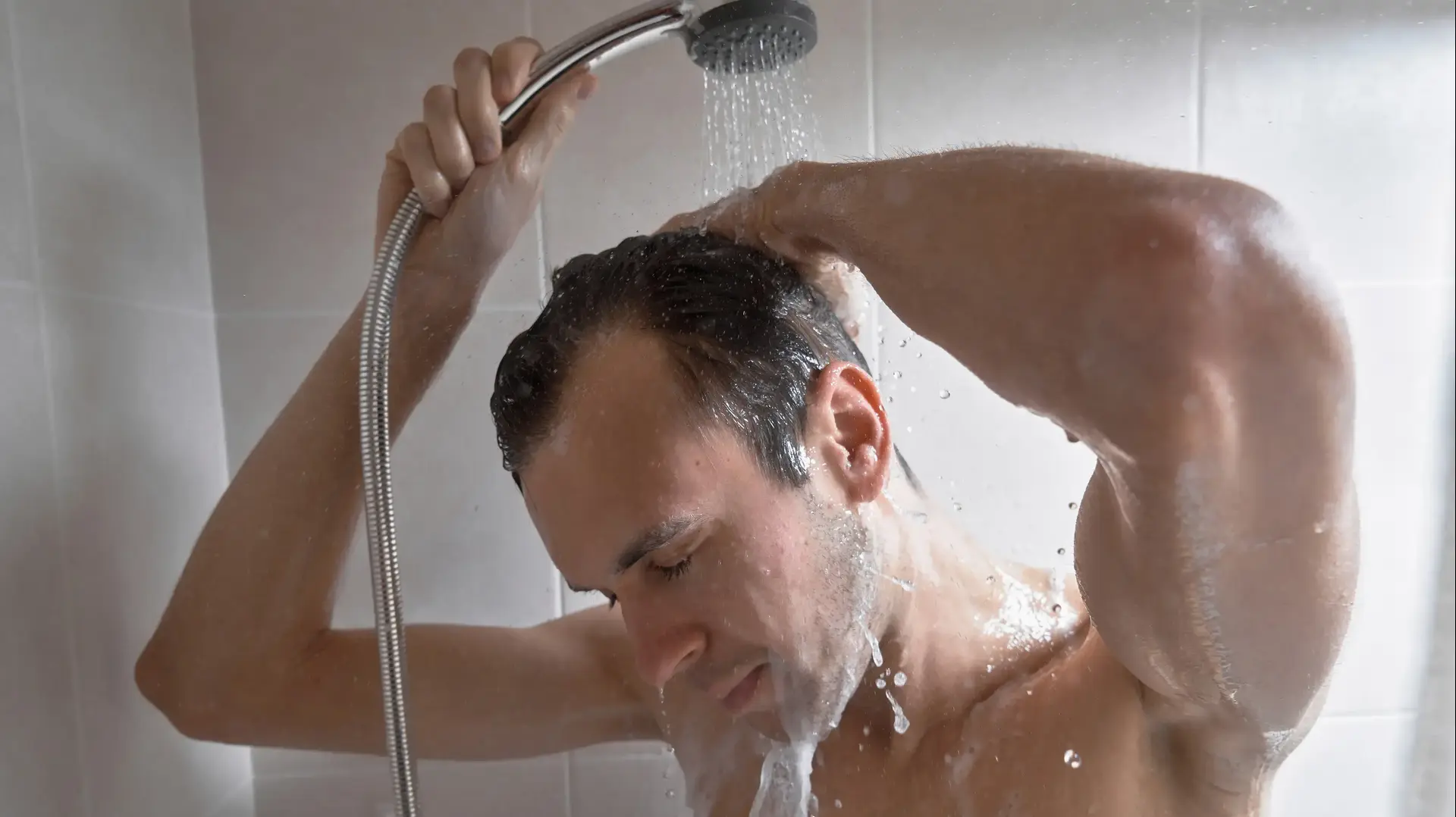 מקלחת על הבוקר מקלחת על הבוקר
