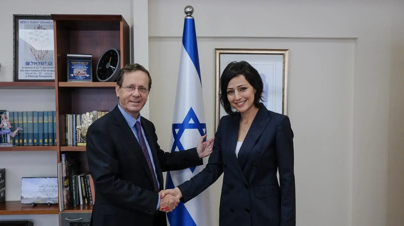 יו"ר הסוכנות היהודית והנשיא הנבחר יצחק הרצוג מברך את עד'יר כמאל מריח לקראת יציאתה לשליחות. 22 ביוני 2021
יו"ר הסוכנות היהודית והנשיא הנבחר יצחק הרצוג מברך את עד'יר כמאל מריח לקראת יציאתה לשליחות. 22 ביוני 2021