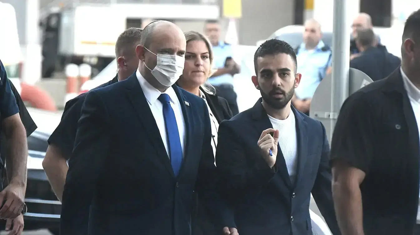 ראש הממשלה, נפתלי בנט,ודוברו מתן סידי בסיור ודיון מקצועי בנתב"ג, 22 ביוני 2021 ראש הממשלה, נפתלי בנט,ודוברו מתן סידי בסיור ודיון מקצועי בנתב"ג, 22 ביוני 2021