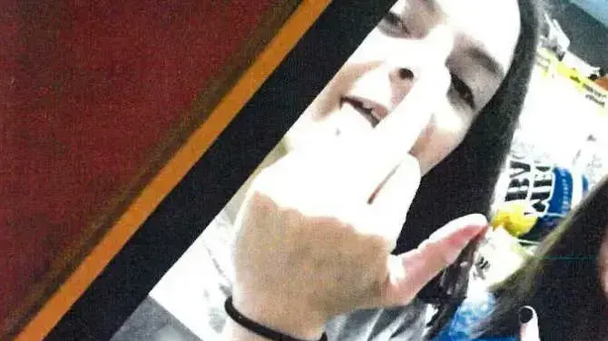 ברנדי לוי מפנסילבניה שהושעתה מפעילות העידוד אחרי שכתבה "פאק על בית ספר, פאק על הכול" ועשתה אצבע משולשת. יוני 2021