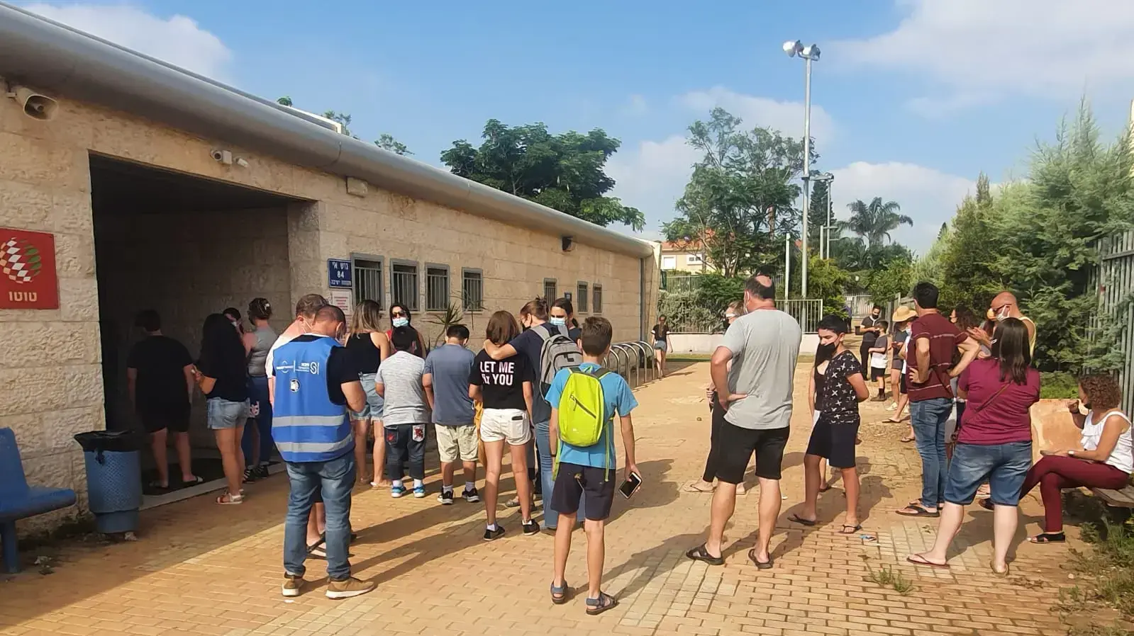 אולם הספורט בבית הספר רבין בפרדס חנה, עשרות ממתינים לבדיקת קורונה 24 ביוני 2021