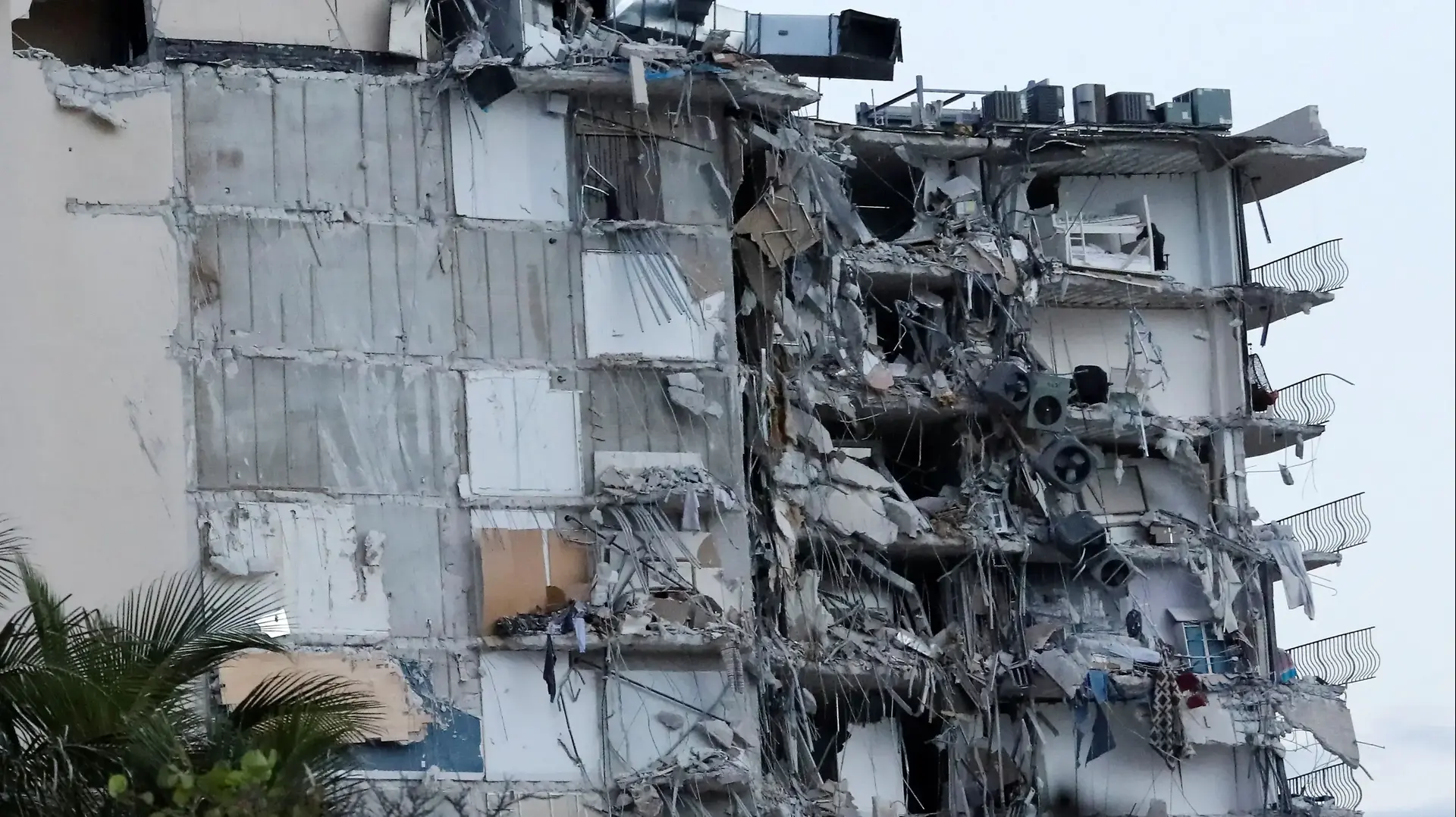 מיאמי: עשרות נעדרים ולפחות הרוג אחד בקריסת בניין
24.6.21 מיאמי: עשרות נעדרים ולפחות הרוג אחד בקריסת בניין
24.6.21