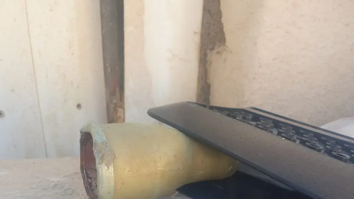 פריט אמל"ח בחצר בית ברחוב עין שביב במצפה רמון פריט אמל"ח בחצר בית ברחוב עין שביב במצפה רמון