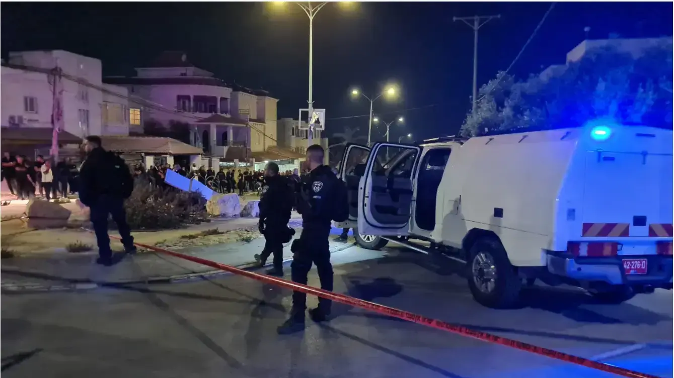 שוטרים בערערה שבנגב אחרי הירי בבת 49 בקטטה אלימה בין משפחות, 25 ביוני 2021 שוטרים בערערה שבנגב אחרי הירי בבת 49 בקטטה אלימה בין משפחות, 25 ביוני 2021