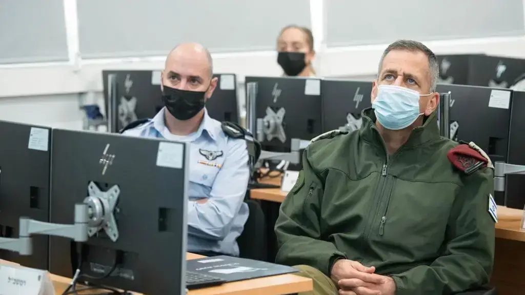 הרמטכ"ל אביב כוכבי ותא"ל אסף צלאל, מפקד חטיבת התקיפה בזרוע היבשה. הרמטכ"ל אביב כוכבי ותא"ל אסף צלאל, מפקד חטיבת התקיפה בזרוע היבשה.