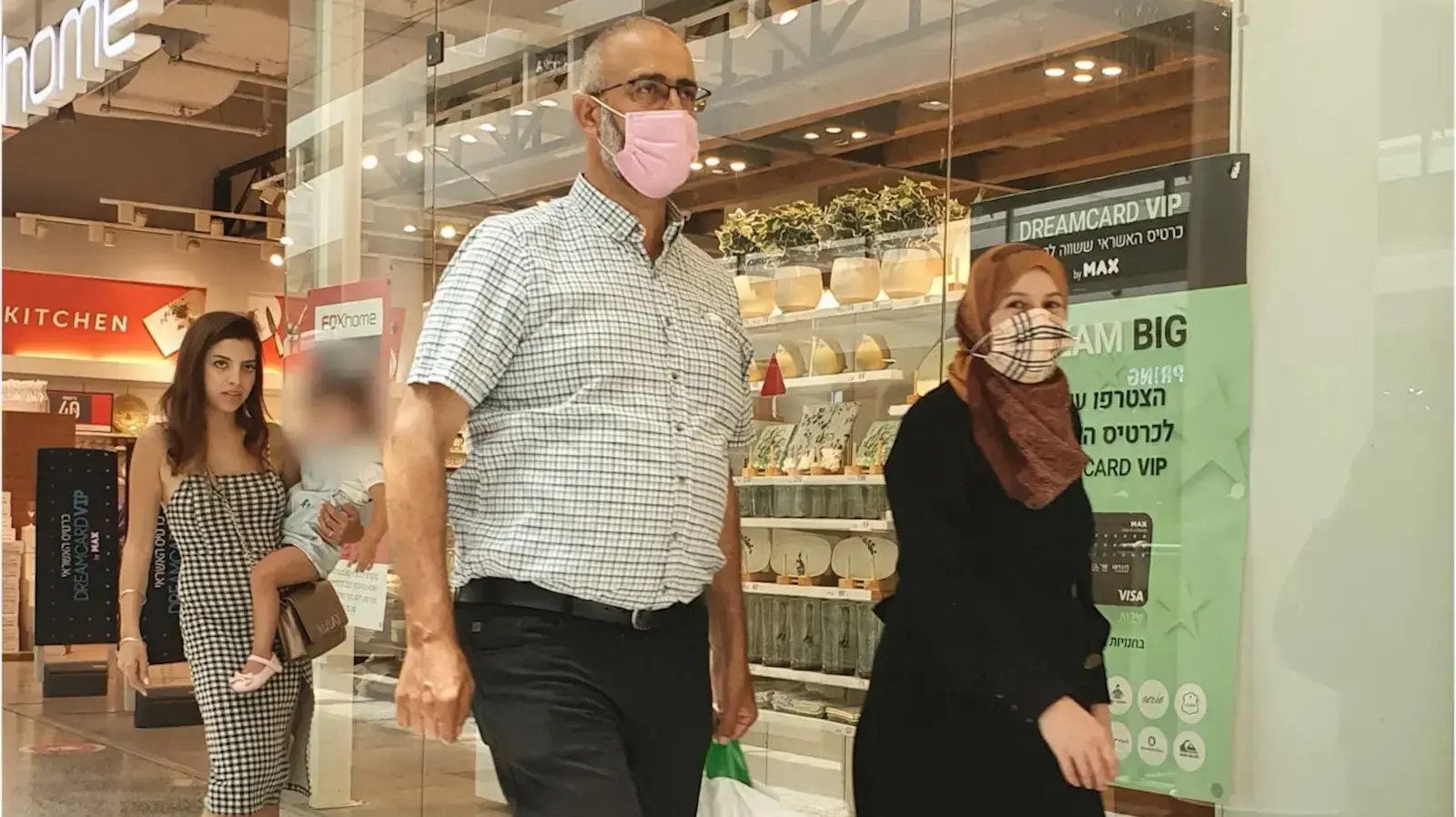 עוטים מסיכות בקניון עזריאלי חיפה, 25.6.21 עוטים מסיכות בקניון עזריאלי חיפה, 25.6.21
