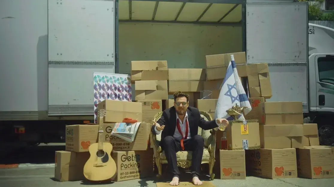 אריק ברמן בקליפ לשירו "שכרון כוח". הקליפ נוצר בעקבות יציאתו של בנימין נתניהו מתפקיד ראש הממשלה אריק ברמן בקליפ לשירו "שכרון כוח". הקליפ נוצר בעקבות יציאתו של בנימין נתניהו מתפקיד ראש הממשלה