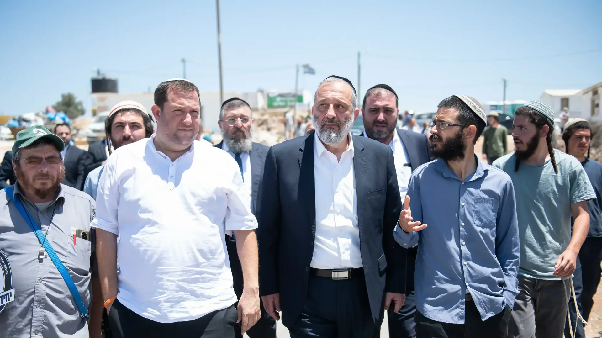 ח"כ אריה דרעי, ראש מפלגת ש"ס, יוסי דגן ראש המועצה האזורית שומרון ונציגי ש"ס מבקרים במאחז אביתר, 27 ביוני 2021 ח"כ אריה דרעי, ראש מפלגת ש"ס, יוסי דגן ראש המועצה האזורית שומרון ונציגי ש"ס מבקרים במאחז אביתר, 27 ביוני 2021