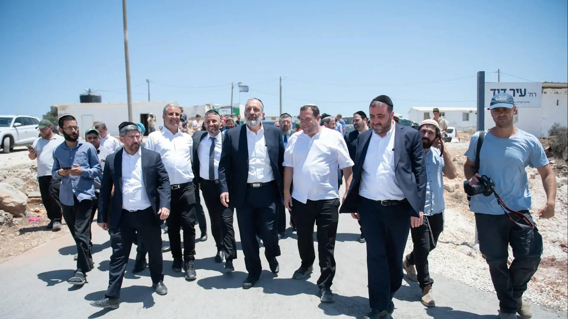 ח"כ אריה דרעי, ראש מפלגת ש"ס, יוסי דגן ראש המועצה האזורית שומרון ונציגי ש"ס מבקרים במאחז אביתר, 27 ביוני 2021 ח"כ אריה דרעי, ראש מפלגת ש"ס, יוסי דגן ראש המועצה האזורית שומרון ונציגי ש"ס מבקרים במאחז אביתר, 27 ביוני 2021