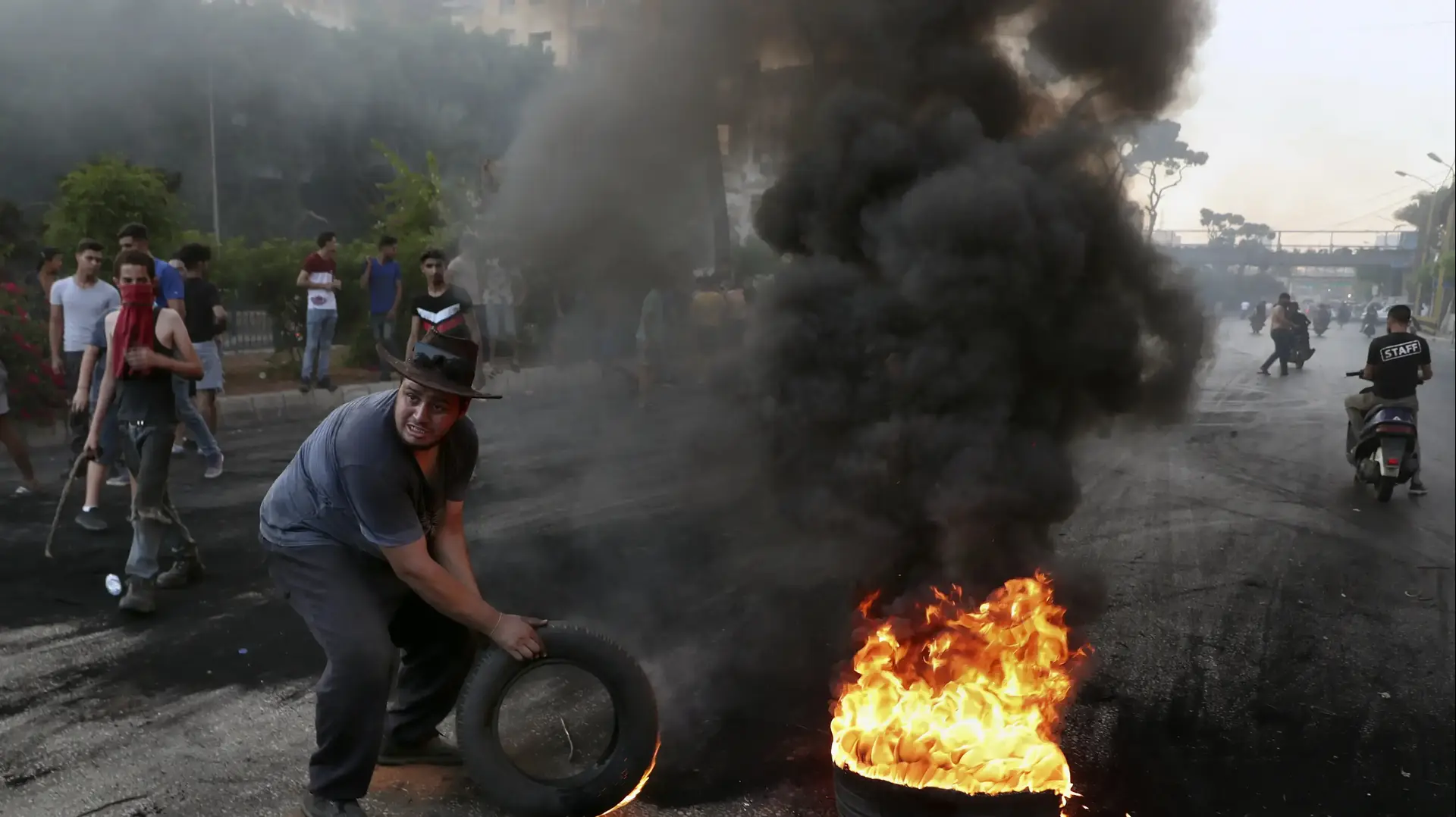 מפגינים חוסמים כבישים במחאה על התדרדרות בתנאי המחייה, ביירות, לבנון, 24 ביוני 2021