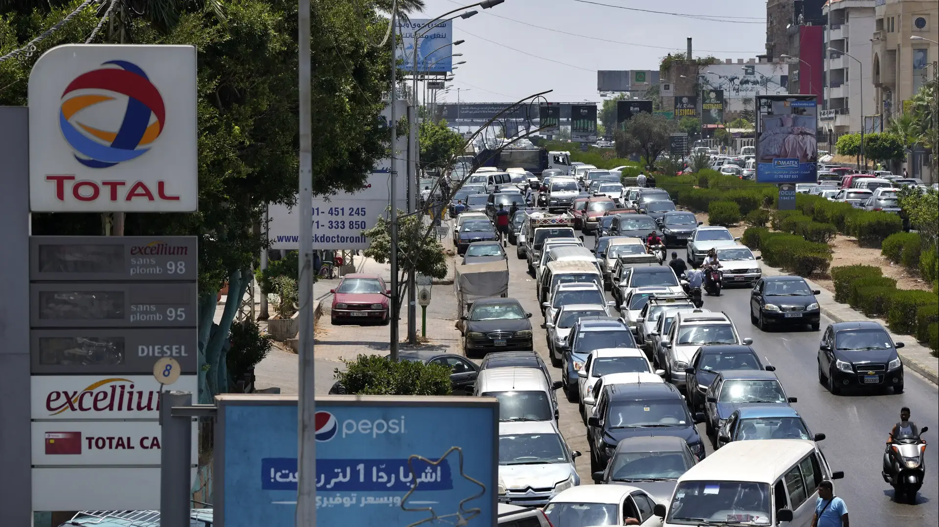 נהגים ממתינים בתור מחוץ לתחנת דלק בביירות, לבנון, 27 ביוני 2021 נהגים ממתינים בתור מחוץ לתחנת דלק בביירות, לבנון, 27 ביוני 2021