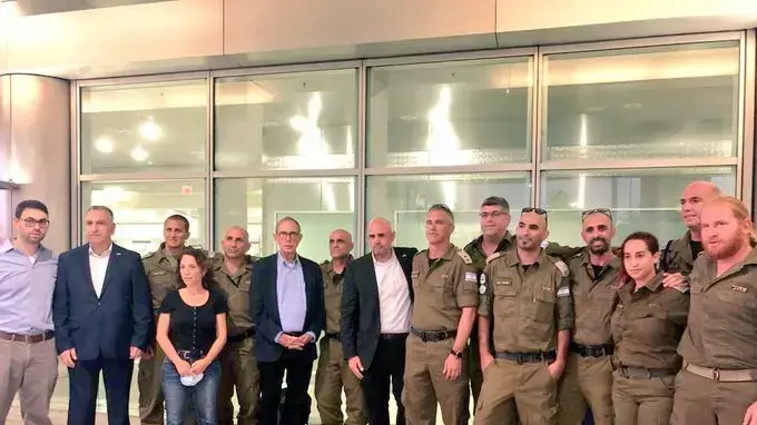 שר התפוצות נחמן שי עם משלחת פיקוד העורף שהגיעה לסייע לכוחות החילוץ האמריקאים בזירת האסון בסורפסייד, מיאמי, 27 ביוני 2021 שר התפוצות נחמן שי עם משלחת פיקוד העורף שהגיעה לסייע לכוחות החילוץ האמריקאים בזירת האסון בסורפסייד, מיאמי, 27 ביוני 2021