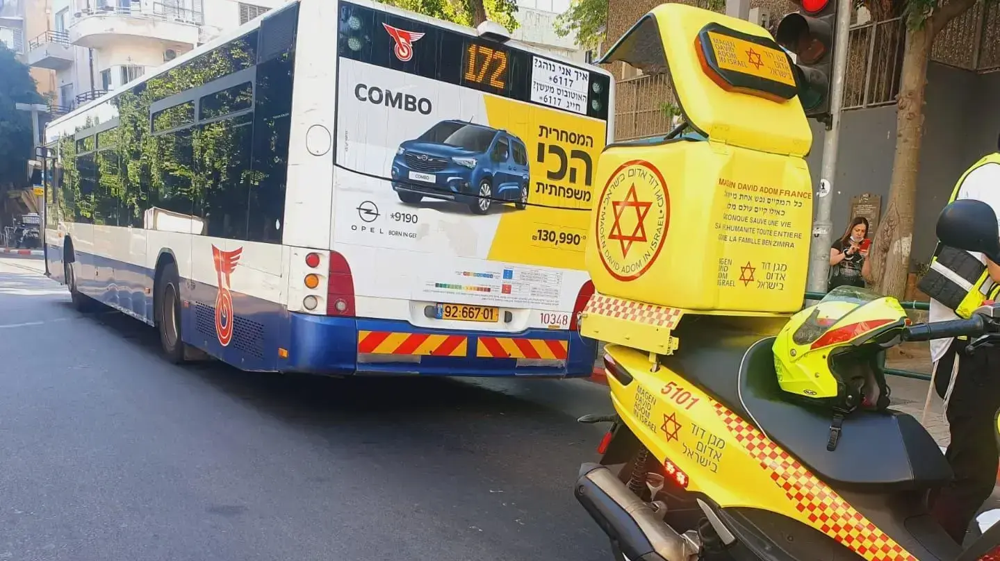 הולכת רגל נפגעה מאוטובוס ברחוב פלורנטין פינת העלייה בתל אביב. 28 ביוני 2021 הולכת רגל נפגעה מאוטובוס ברחוב פלורנטין פינת העלייה בתל אביב. 28 ביוני 2021