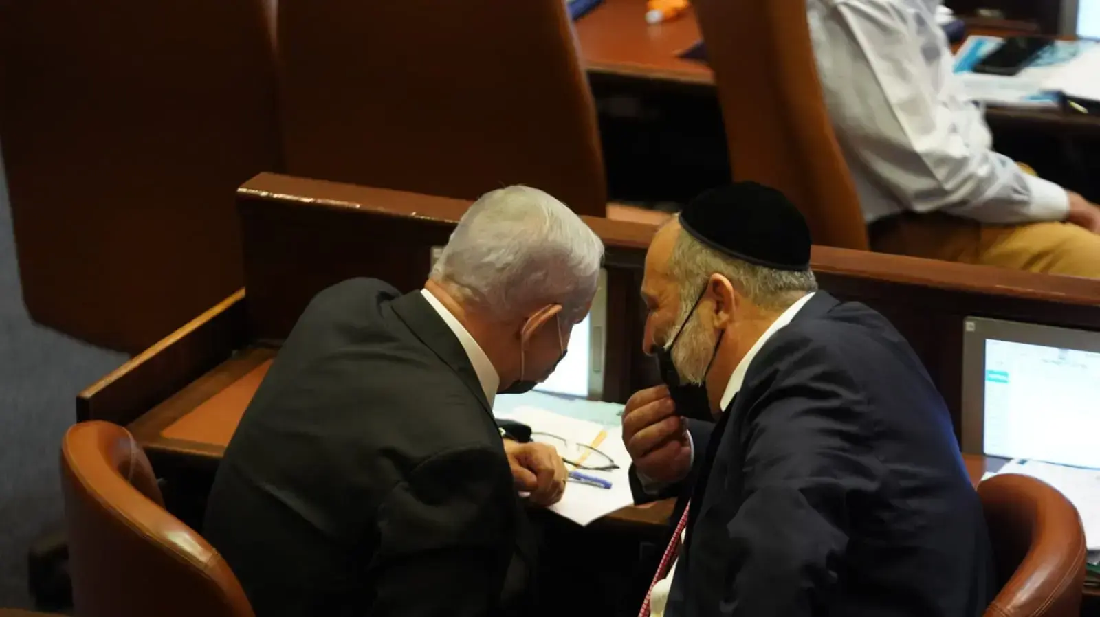 יו"ר האופוזיציה בנימין נתניהו ויו"ר ש"ס אריה דרעי במליאת הכנסת. 28 ביוני 2021 יו"ר האופוזיציה בנימין נתניהו ויו"ר ש"ס אריה דרעי במליאת הכנסת. 28 ביוני 2021