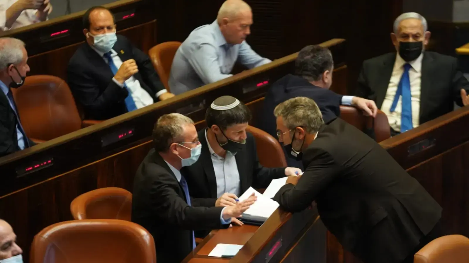 יו"ר הציונות הדתית בצלאל סמוטריץ' וח"כ יריב לוין במליאת הכנסת. 28 ביוני 2021 יו"ר הציונות הדתית בצלאל סמוטריץ' וח"כ יריב לוין במליאת הכנסת. 28 ביוני 2021