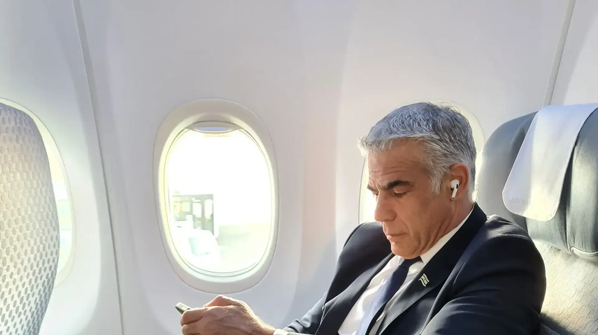 שר החוץ יאיר לפיד בדרך לביקור באיחוד האמירויות, 29 ביוני 2021 שר החוץ יאיר לפיד בדרך לביקור באיחוד האמירויות, 29 ביוני 2021