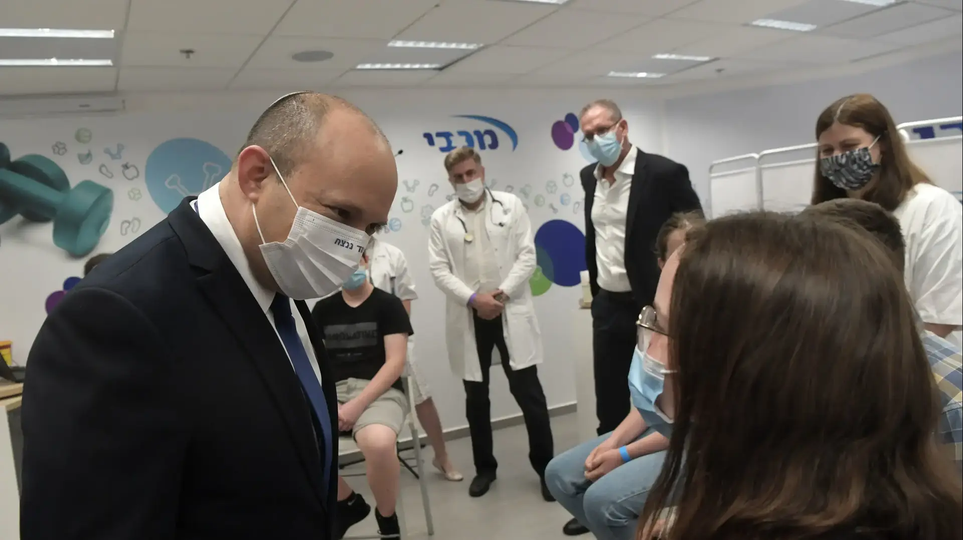 ראש הממשלה נפתלי בנט ביקר במרפאה של קופת חולים מכבי בחולון בזמן מתן חיסונים נגד נגיף הקורונה לבני נוער, 29 ביוני 2021 ראש הממשלה נפתלי בנט ביקר במרפאה של קופת חולים מכבי בחולון בזמן מתן חיסונים נגד נגיף הקורונה לבני נוער, 29 ביוני 2021