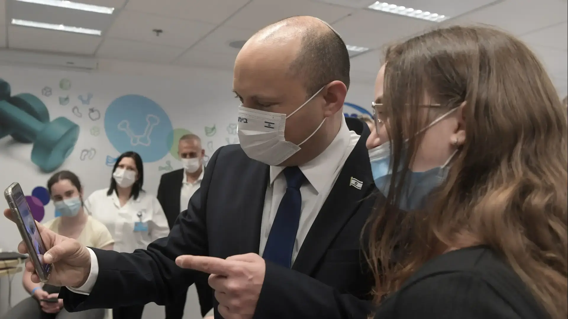 ראש הממשלה נפתלי בנט ביקר במרפאה של קופת חולים מכבי בחולון בזמן מתן חיסונים נגד נגיף הקורונה לבני נוער, 29 ביוני 2021 ראש הממשלה נפתלי בנט ביקר במרפאה של קופת חולים מכבי בחולון בזמן מתן חיסונים נגד נגיף הקורונה לבני נוער, 29 ביוני 2021